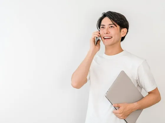 電話でおそうじハウス札幌に問い合わせをする担当者