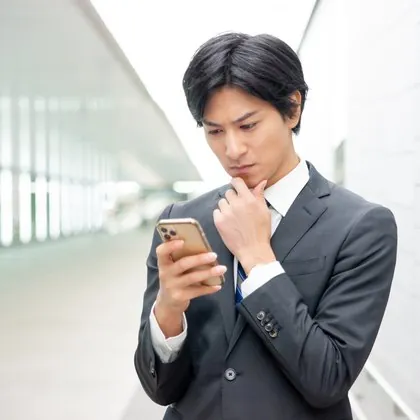 清掃業者に電話がつながらず困っているビジネスパーソン